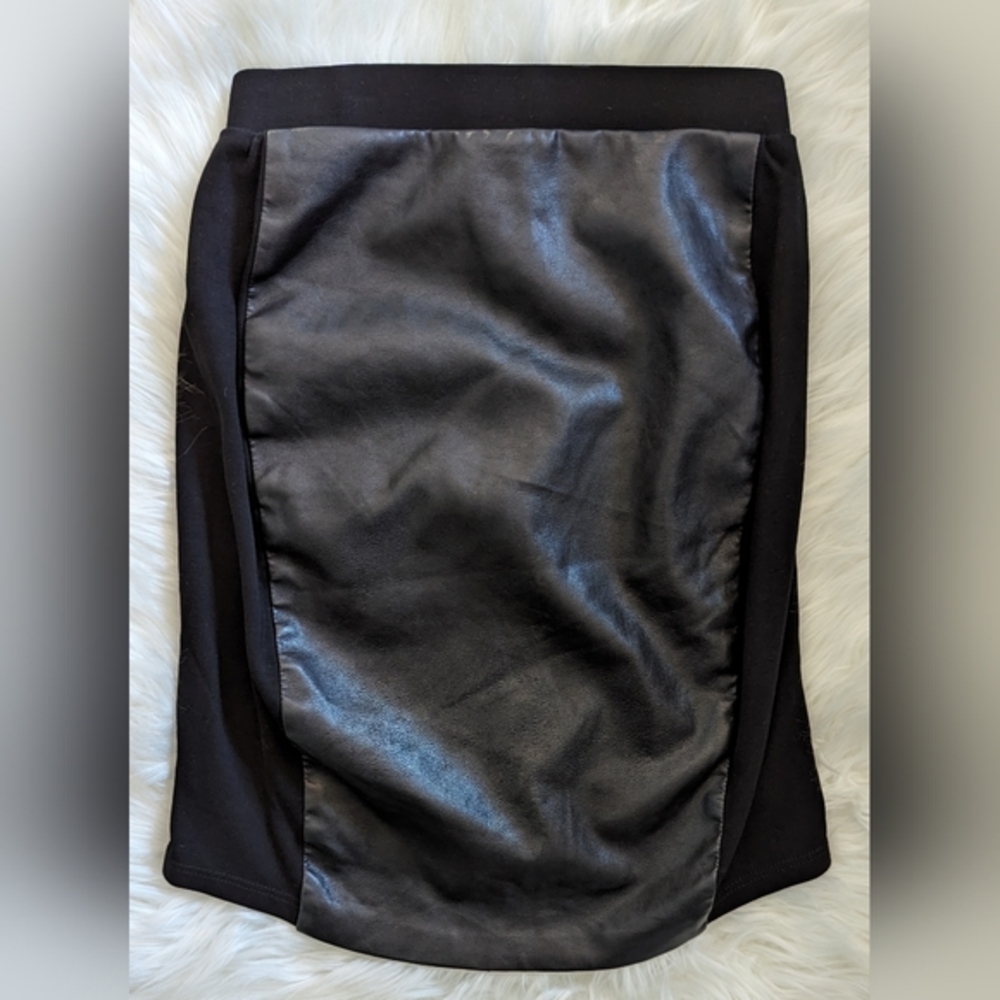 EUC 41 Hawthorn black faux leather front panel elastic waist curved hemline